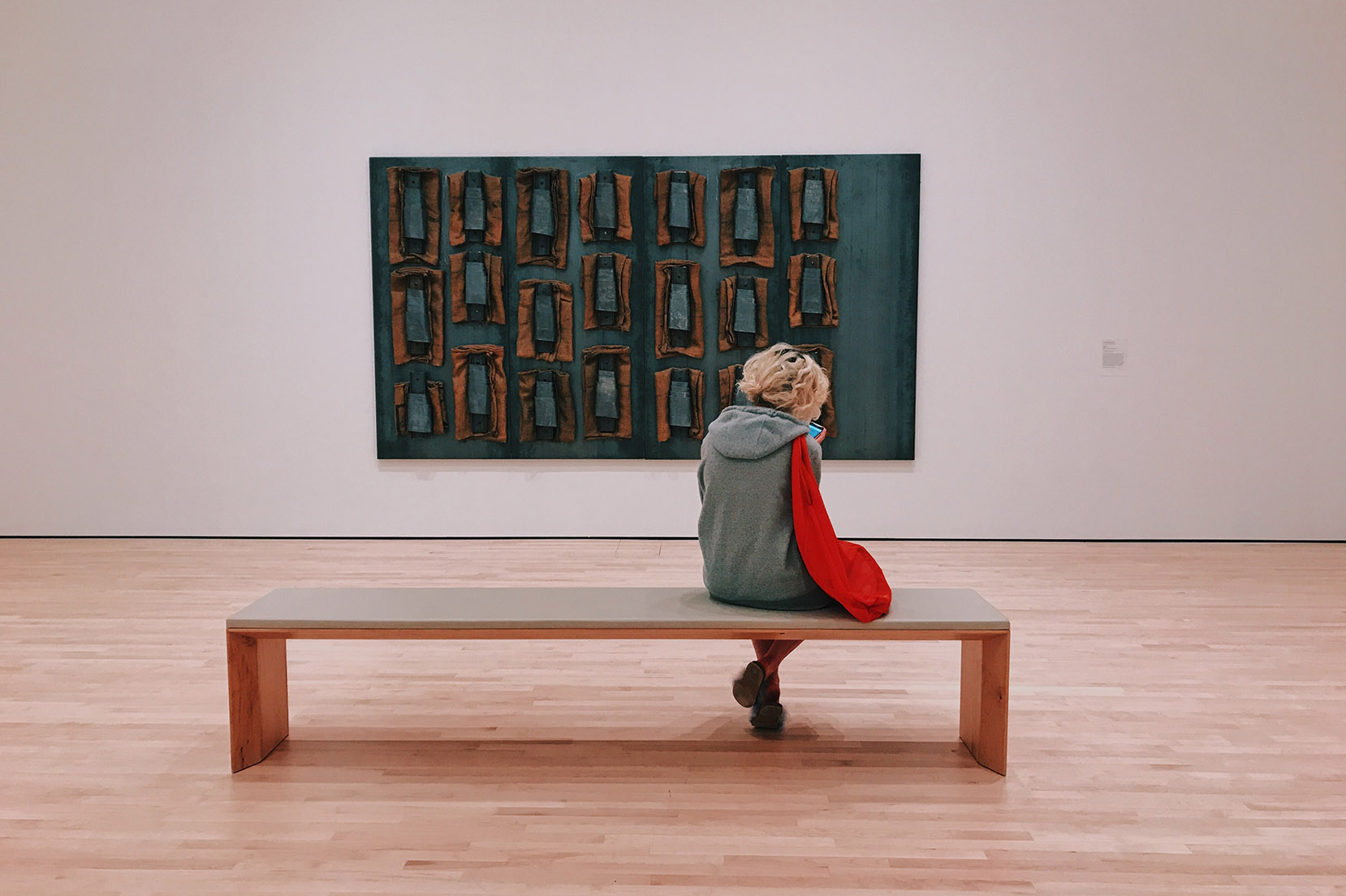 una donna seduta in un museo