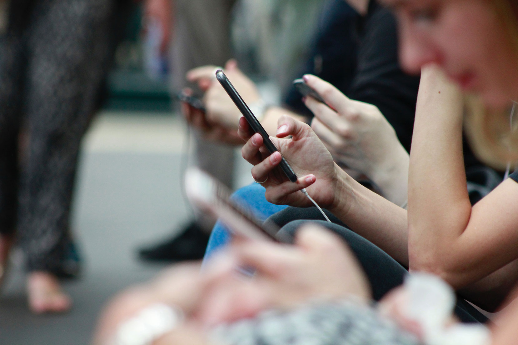 ragazzi che usano lo smartphone