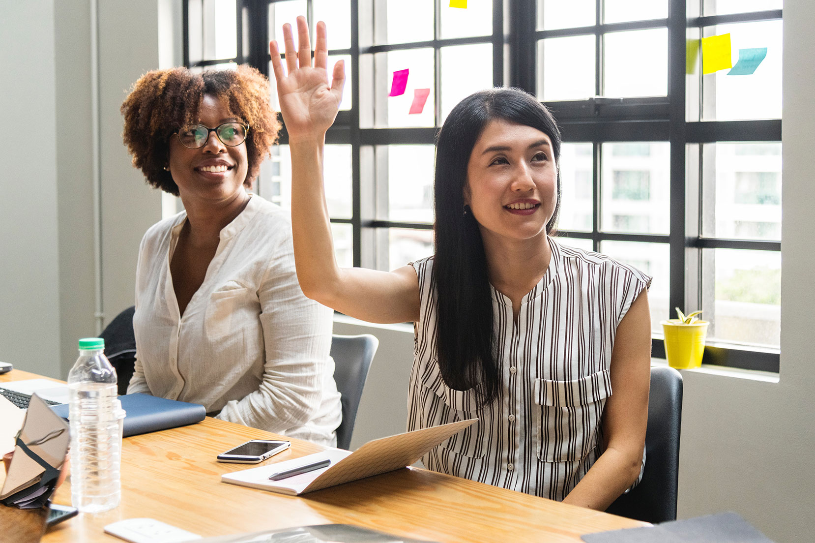 due giovani donne a un corso di formazione