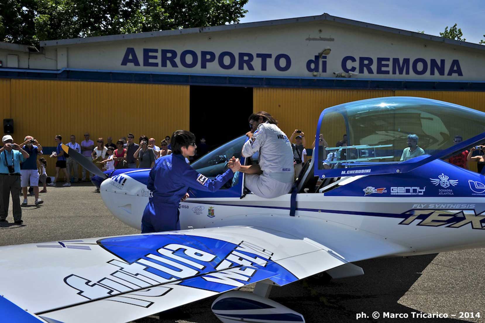 Samantha Cristoforetti con i piloti di WeFly Team
