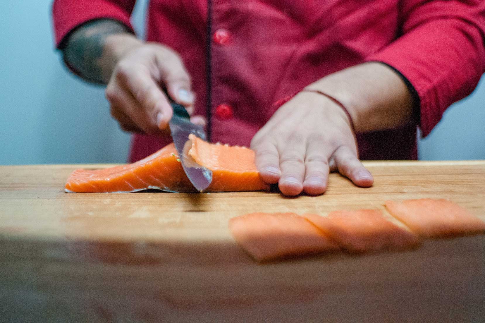 Uomo che cucina