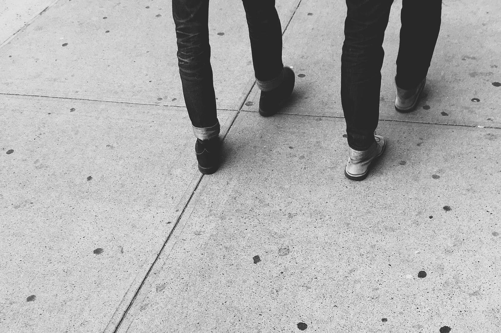 Due persone che camminano