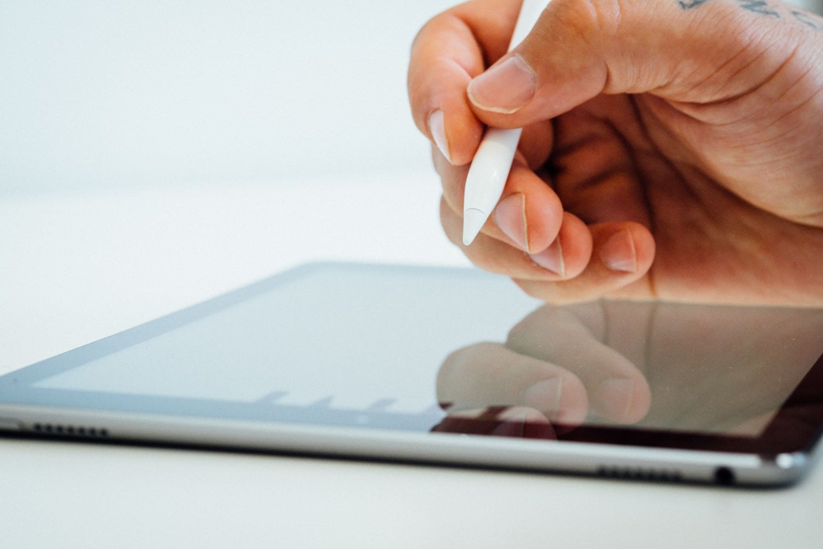 penna digitale che scrive su un tablet