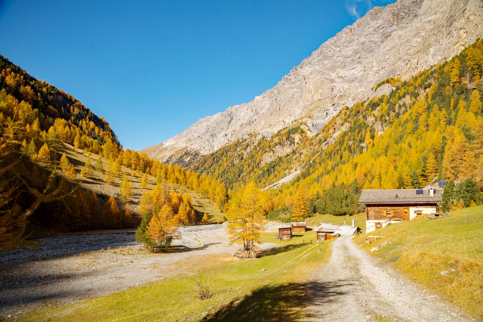 Sentiero di montagna con rifugio