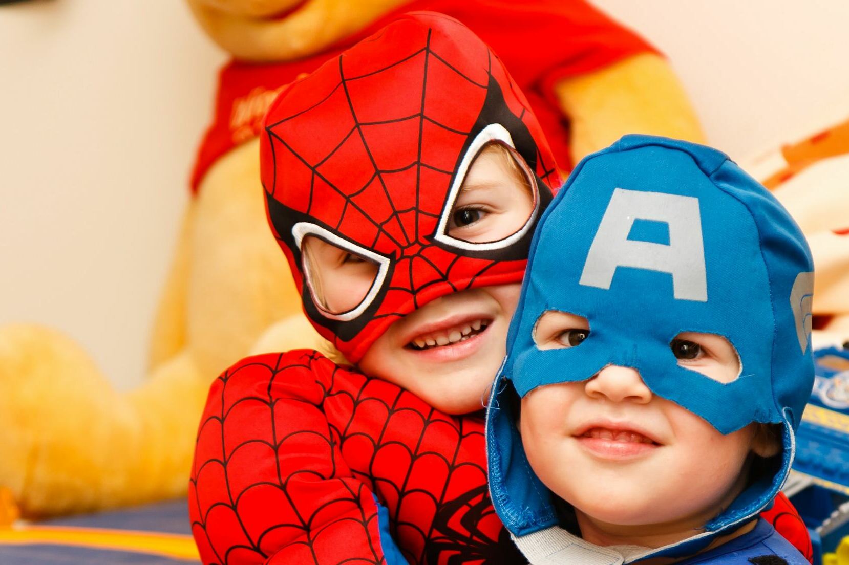 bambini con costume da super eroi