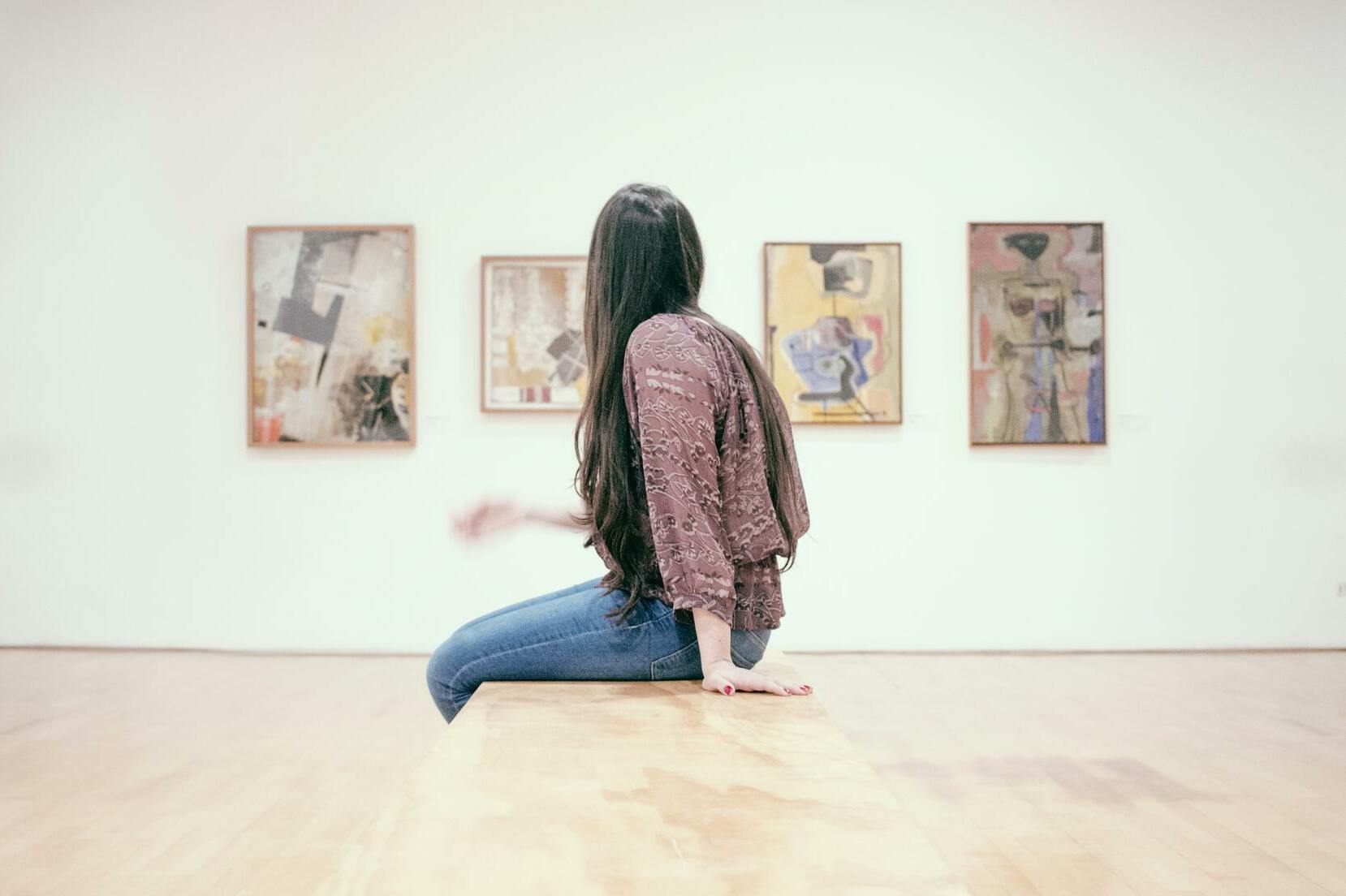 ragazza in un museo