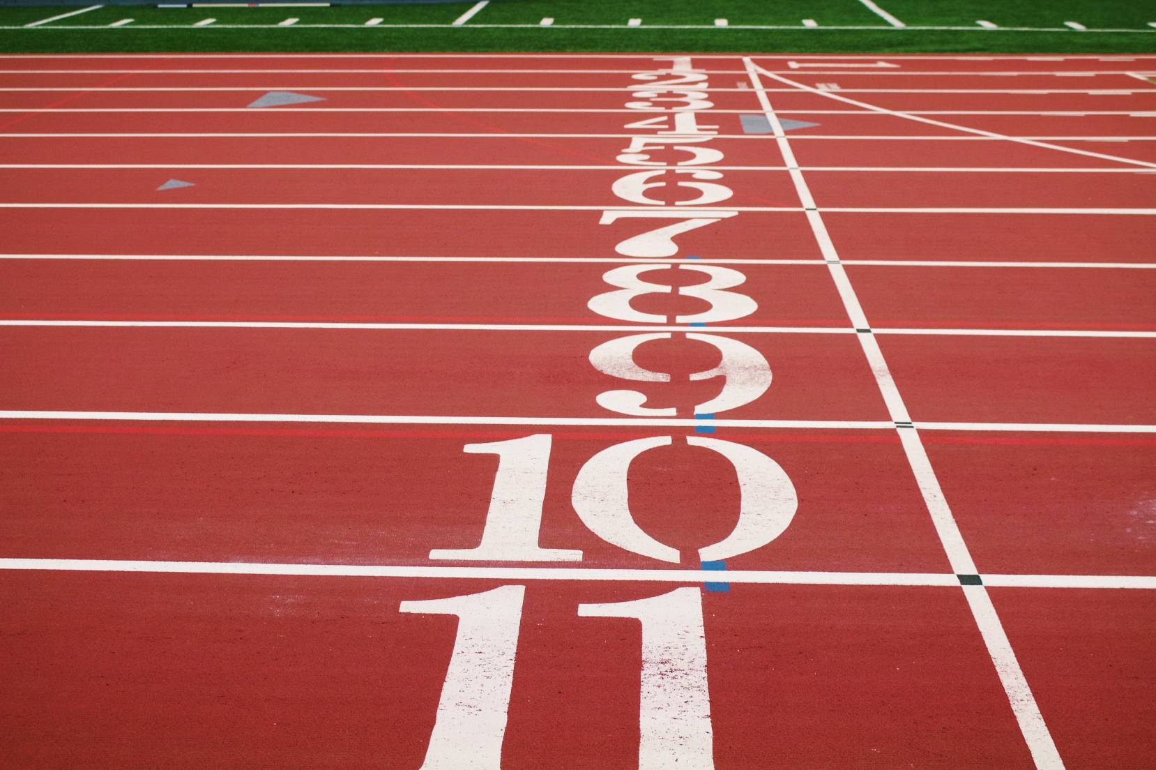 la linea di partenza di una pista d'atletica
