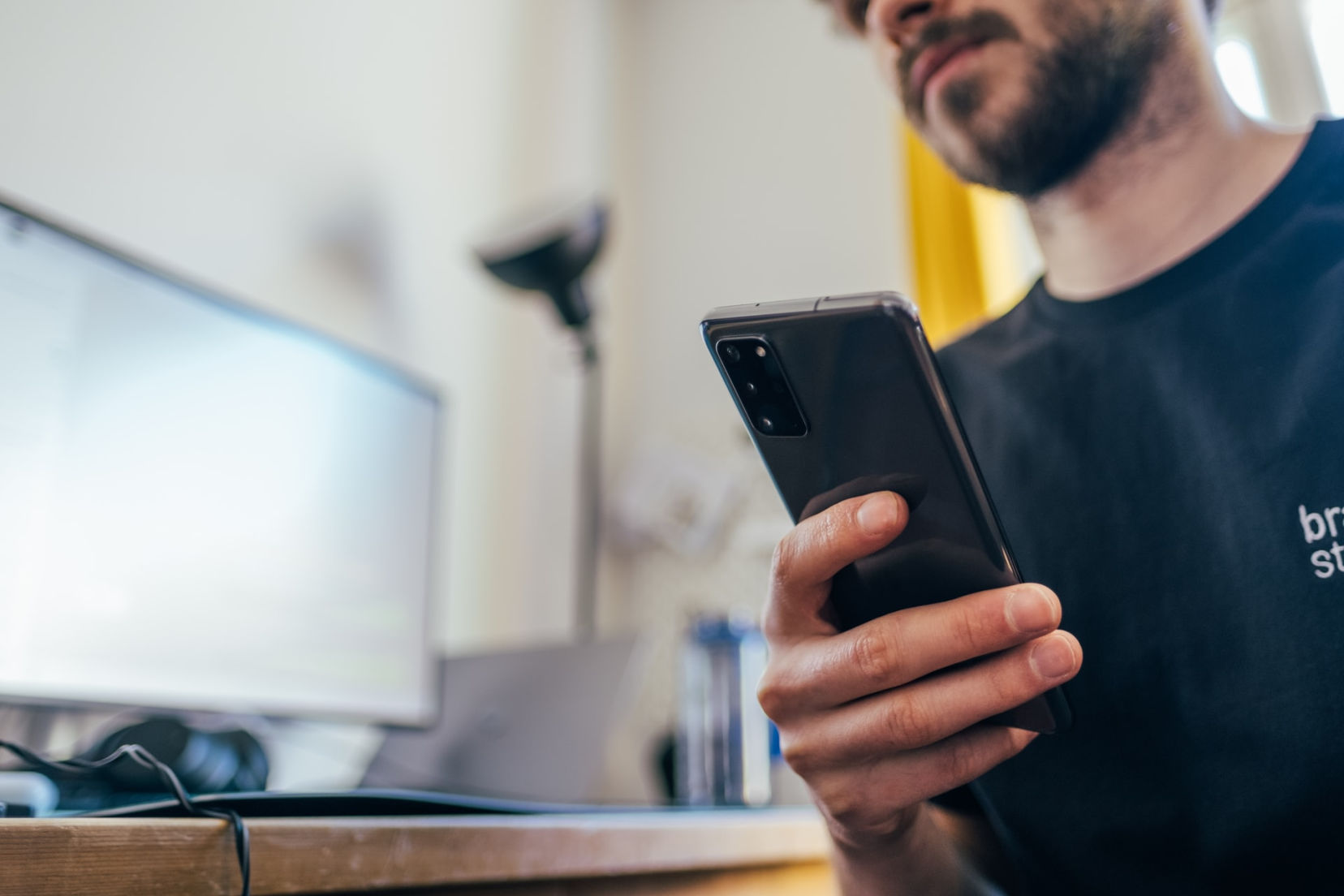 uomo con smartphone