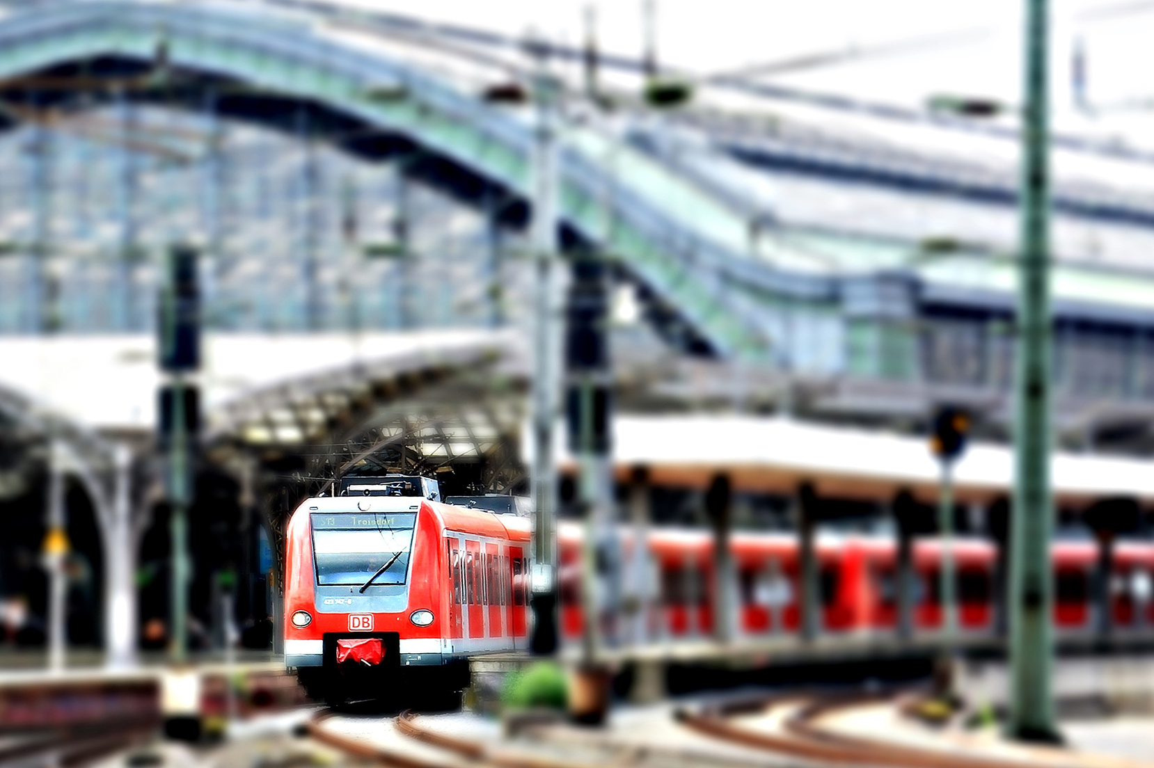 treno che esce dalla stazione
