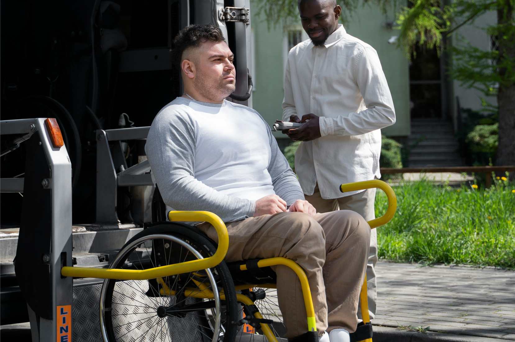 persona con disabilità motoria scende da un pullmino attrezzato