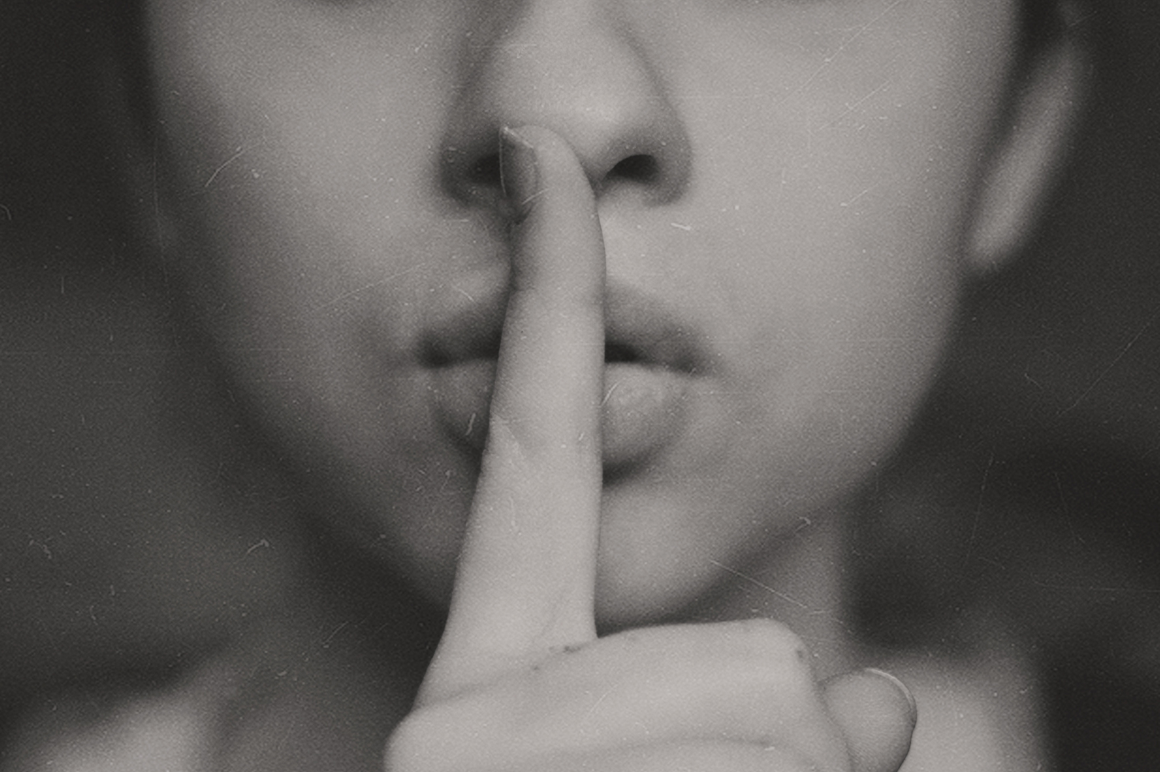 dito davanti alla bocca - silenzio