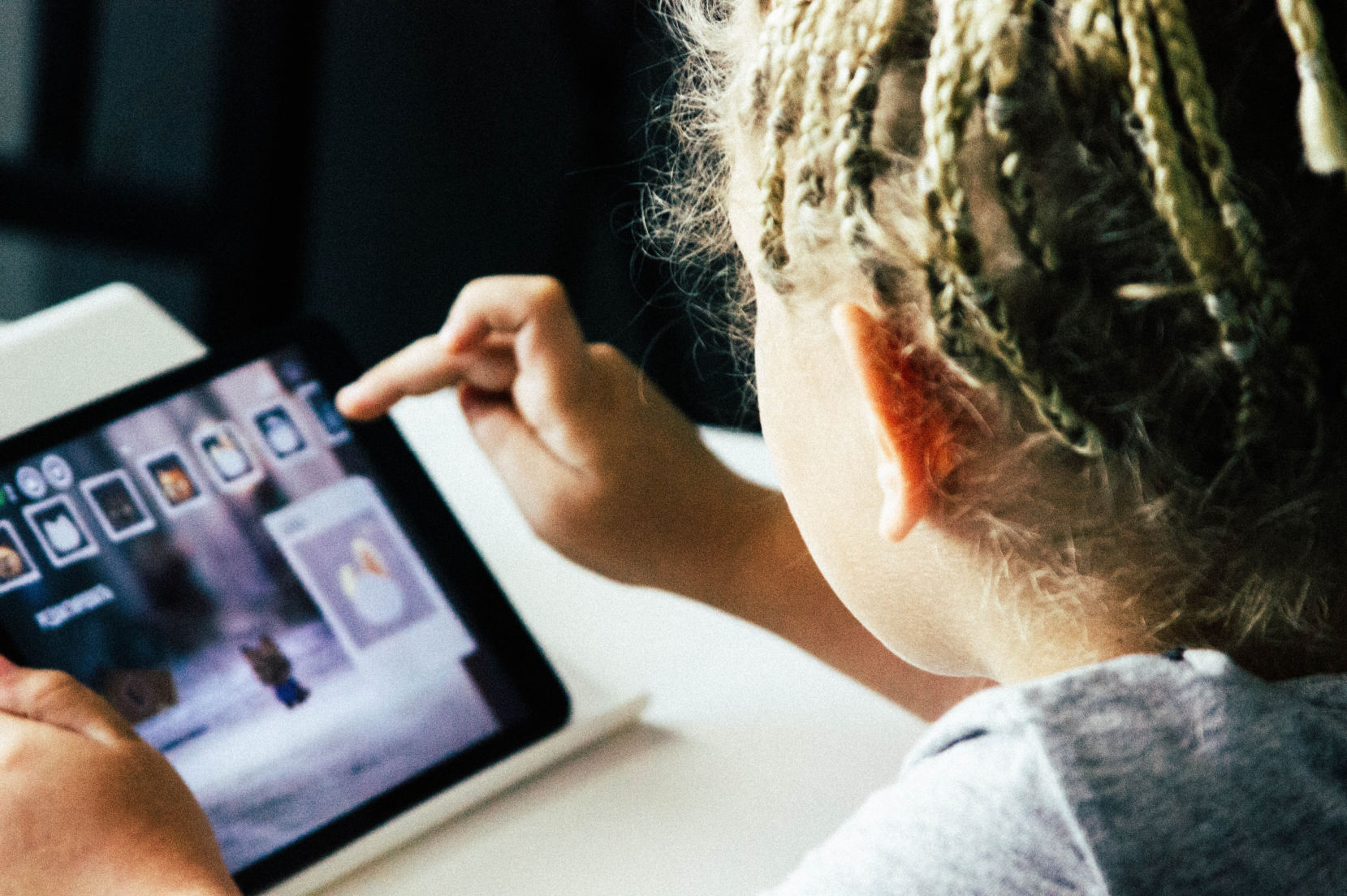 Bambina che utilizza un tablet