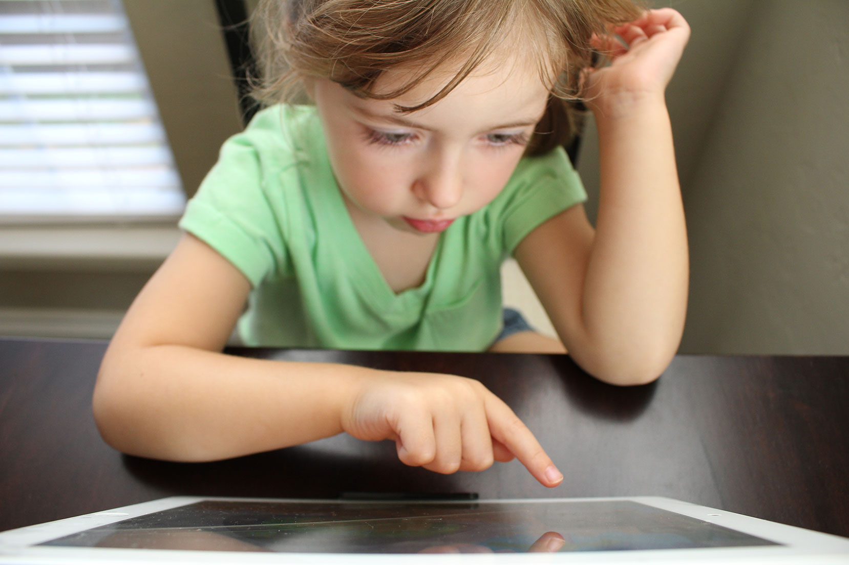 Bambina che gioca con un tablet