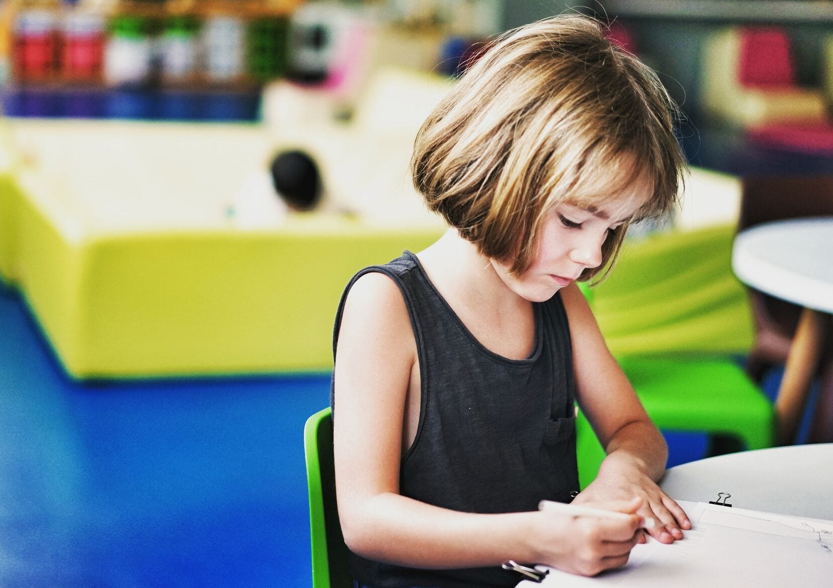 bambina che scrive a scuola