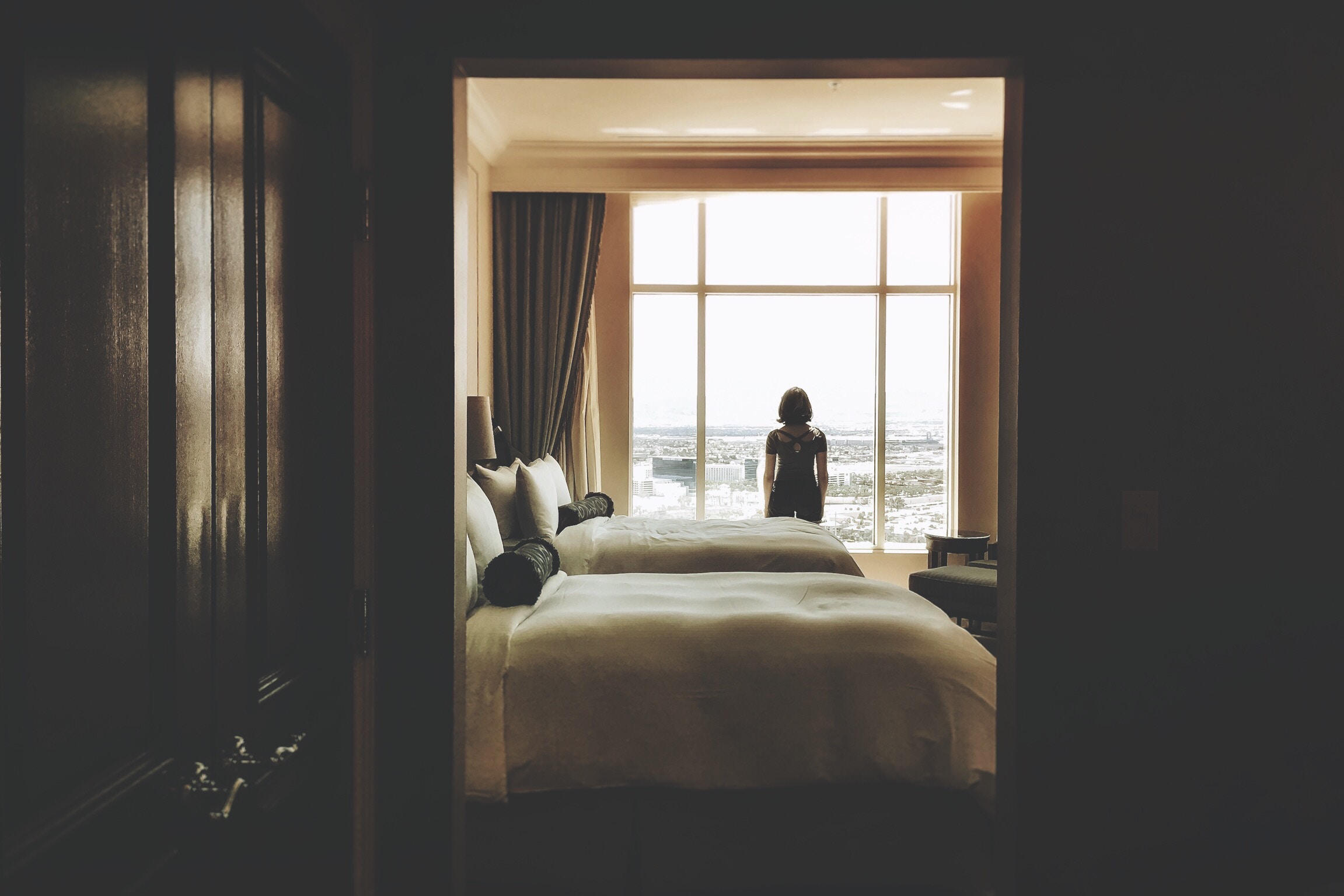 donna in una stanza di albergo
