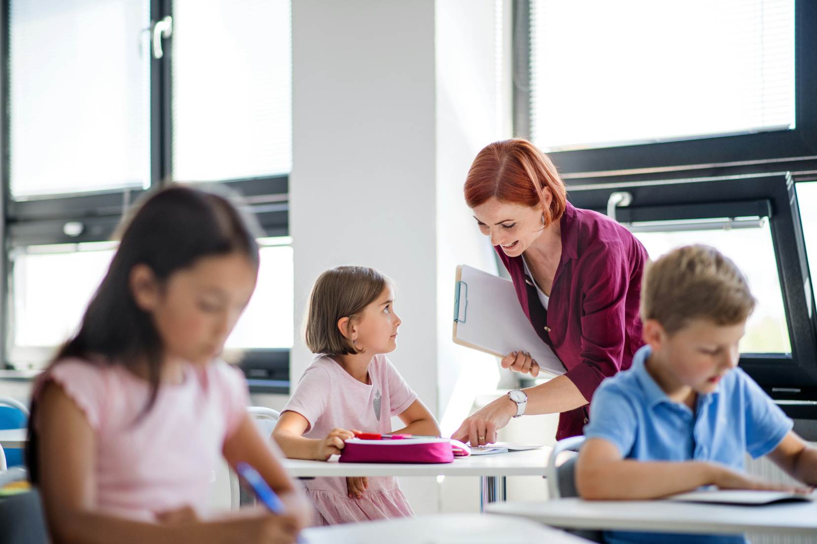 insegnante con piccoli alunni