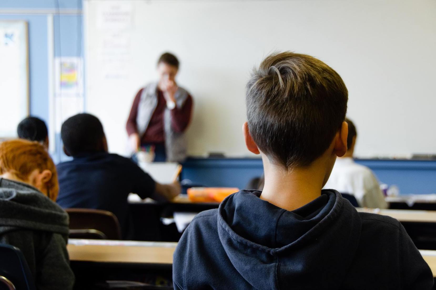 ragazzi a scuola