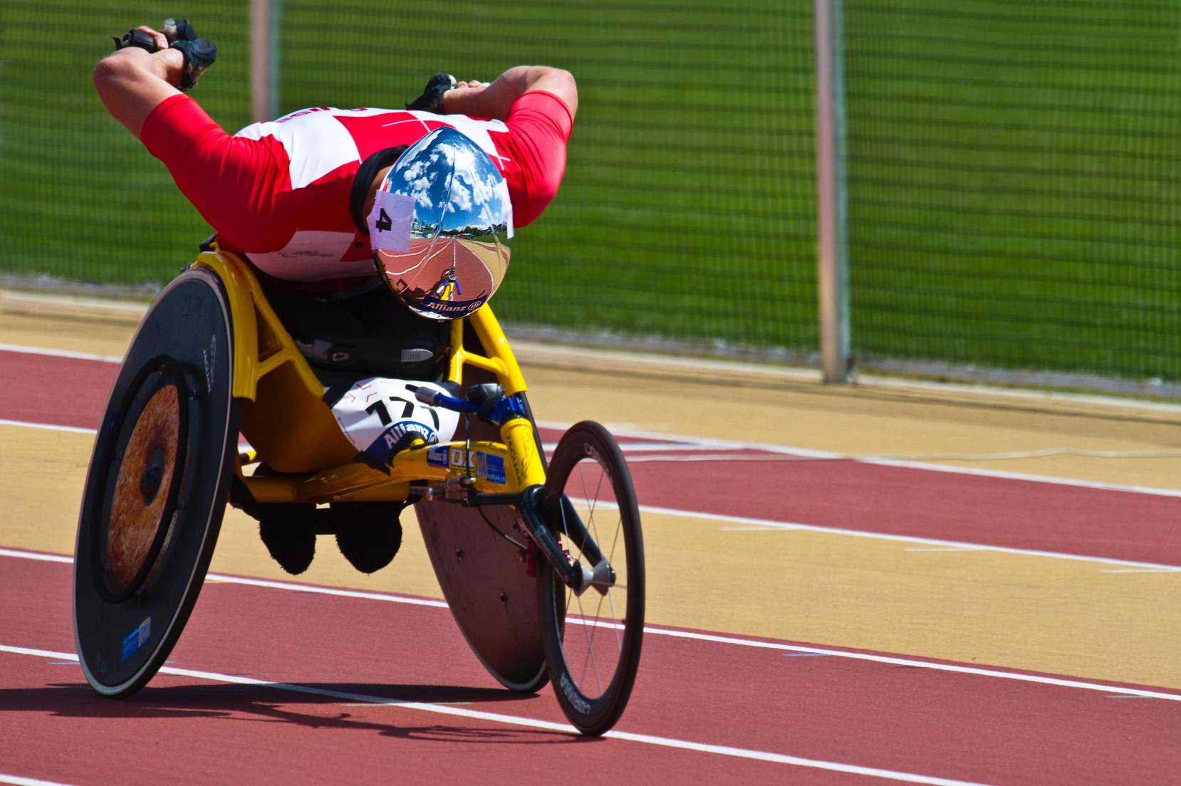 uomo su un handbike durante una gara