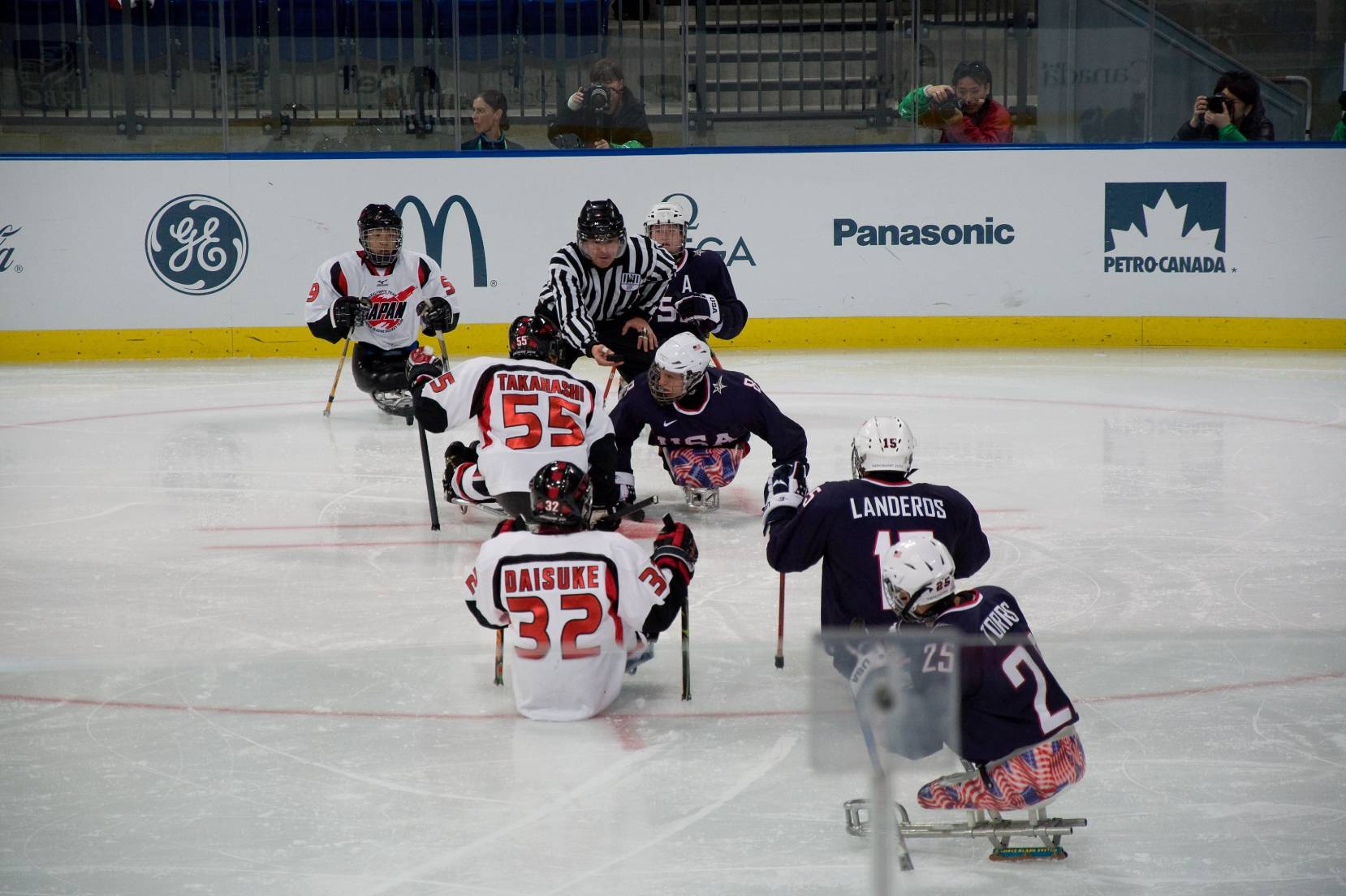 atleti in camp per una partita di hockey in carrozzina