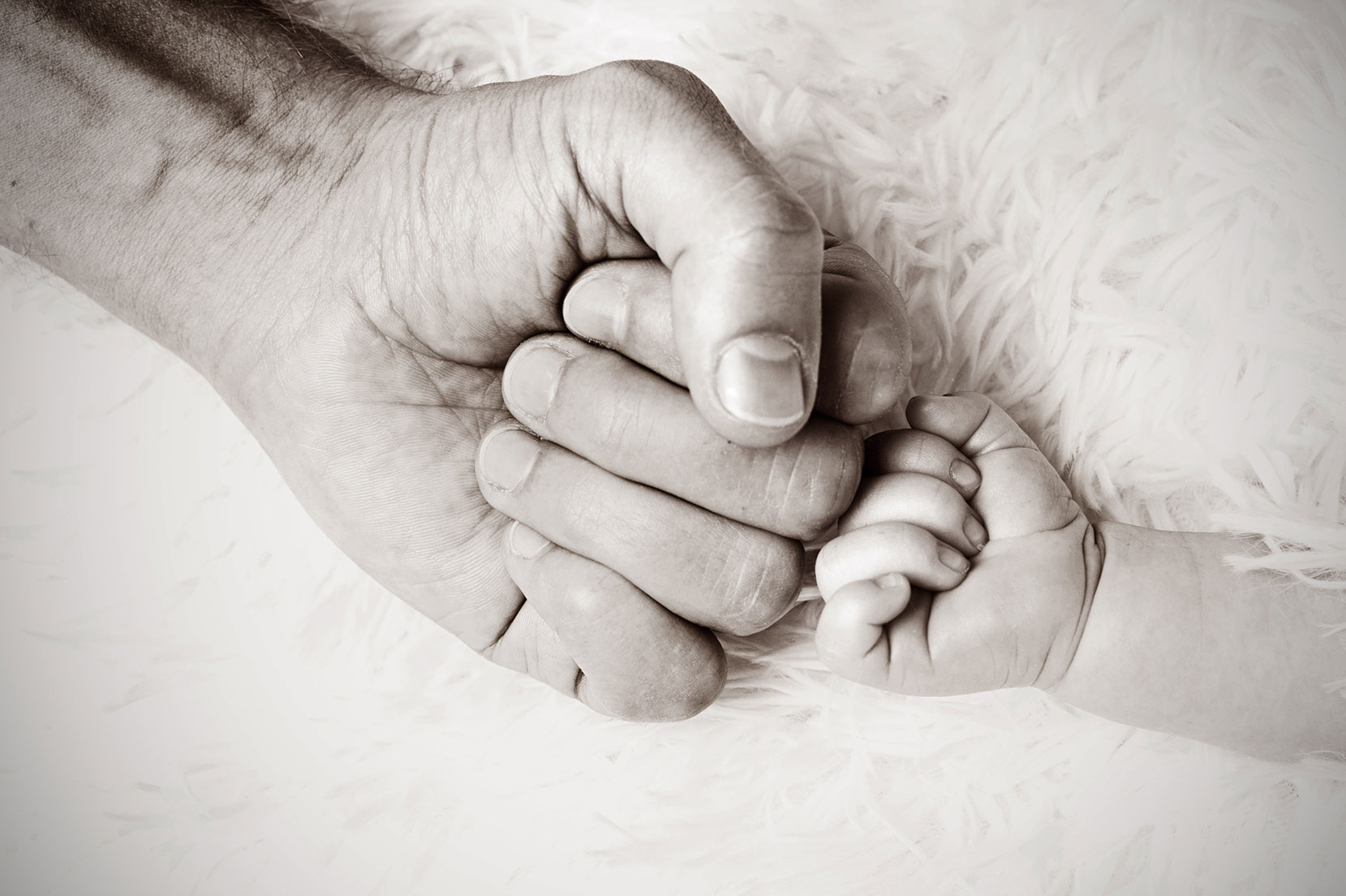 Mano di papà con mano di bambino