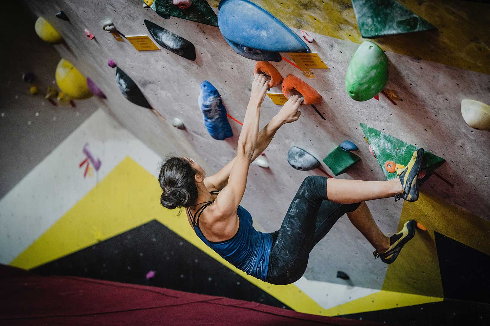 Donna che arrampica