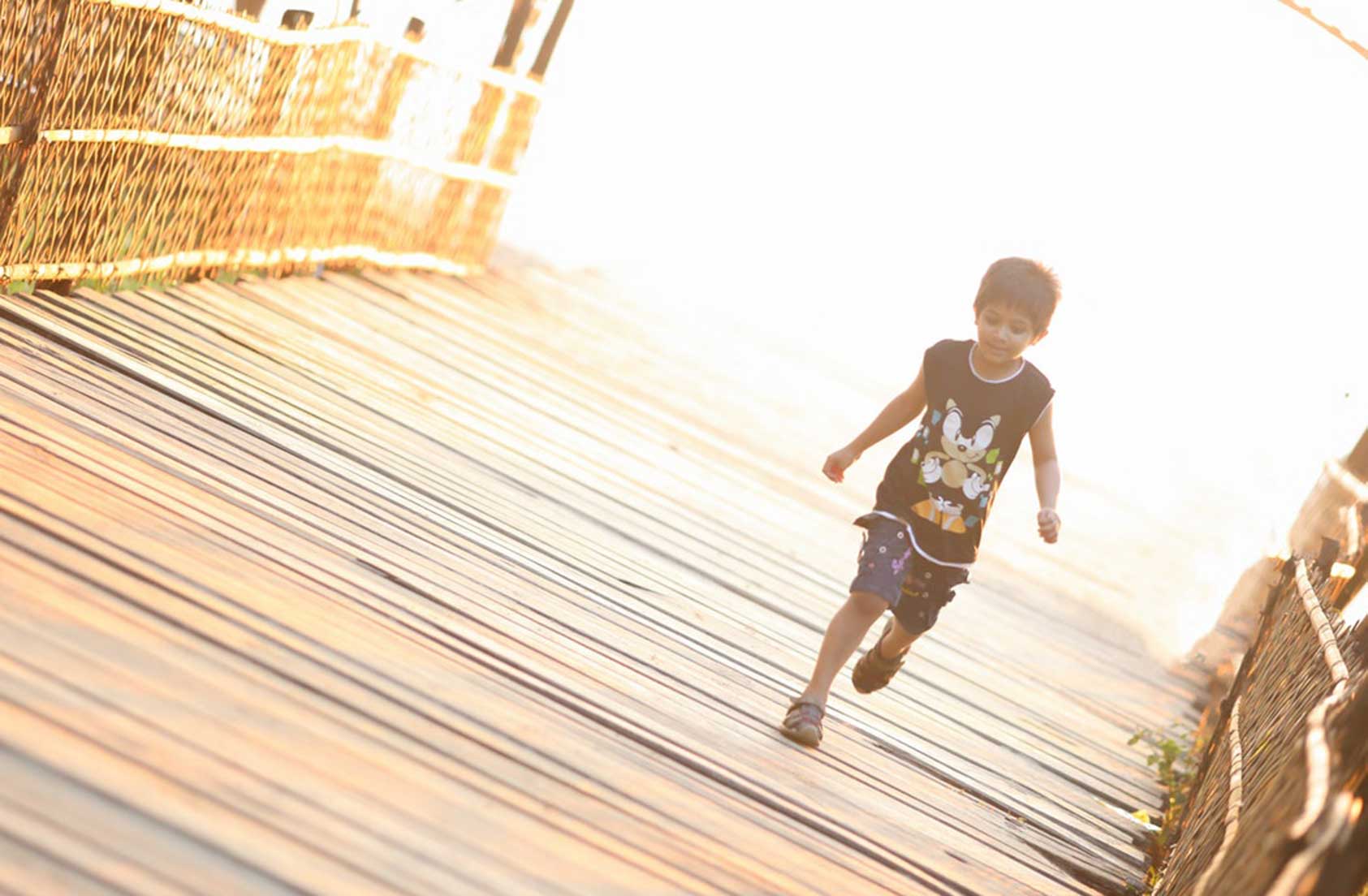 Bambino che corre