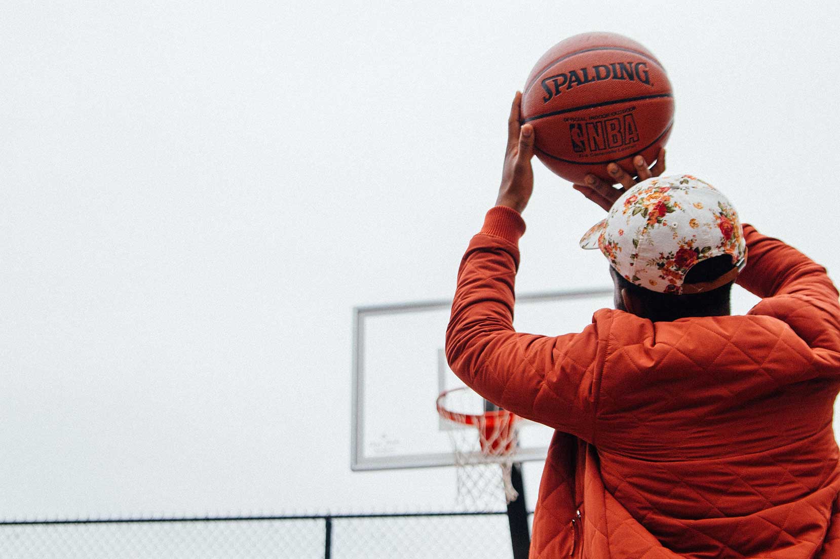 ragazzo gioca a basket