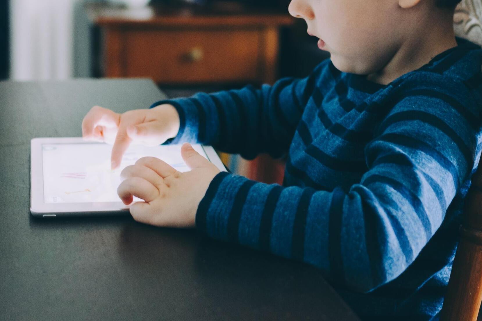 bambino con tablet