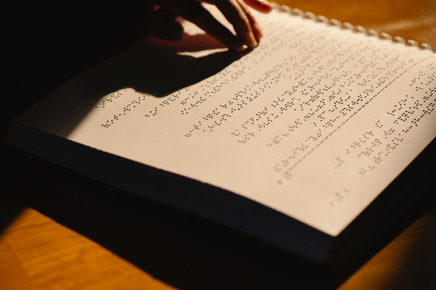 mani che leggono un testo in braille