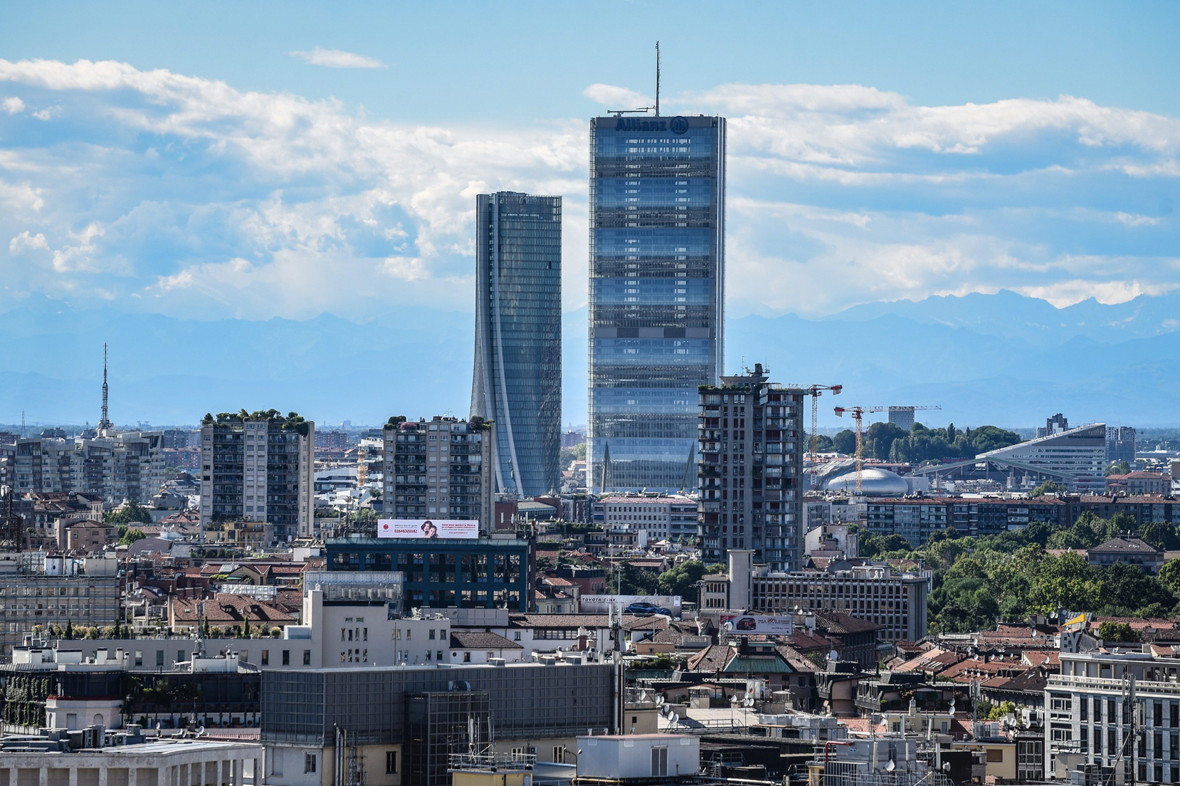 foto panoramica di Milano con al centro Palazzo Lombardia