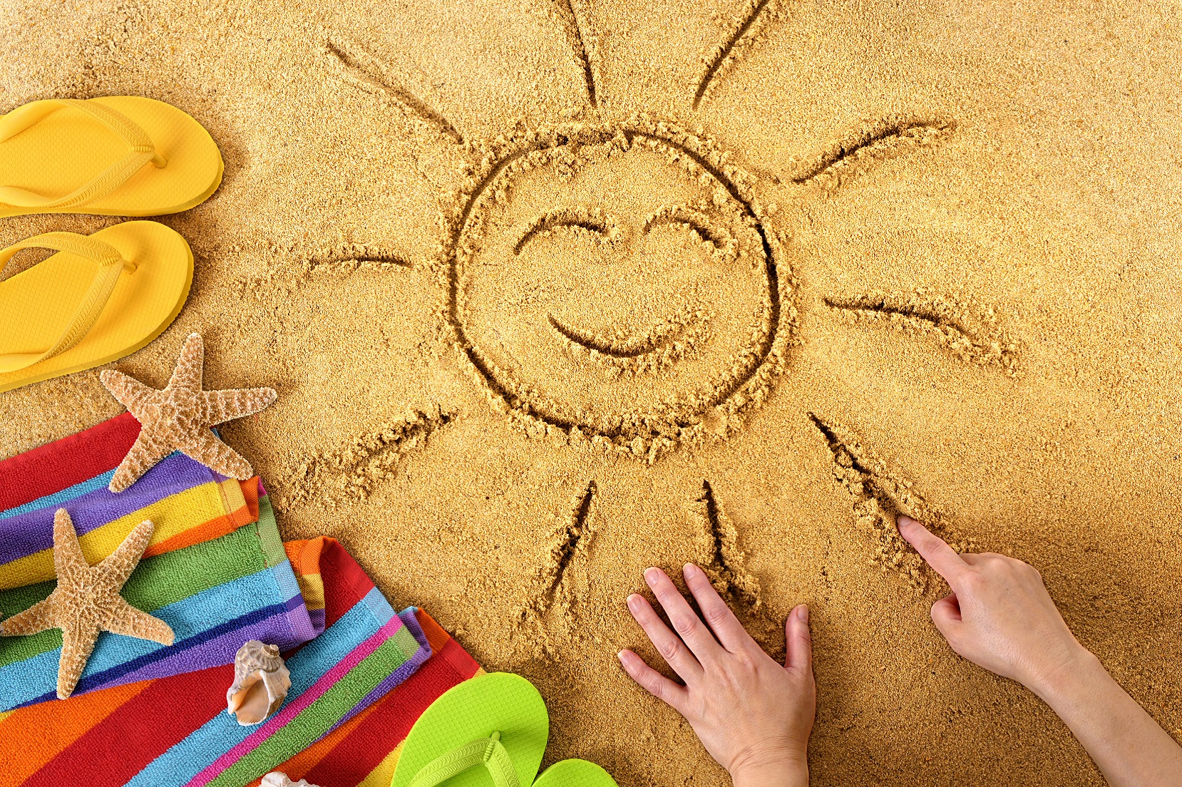 sole disegnato sulla spiaggia
