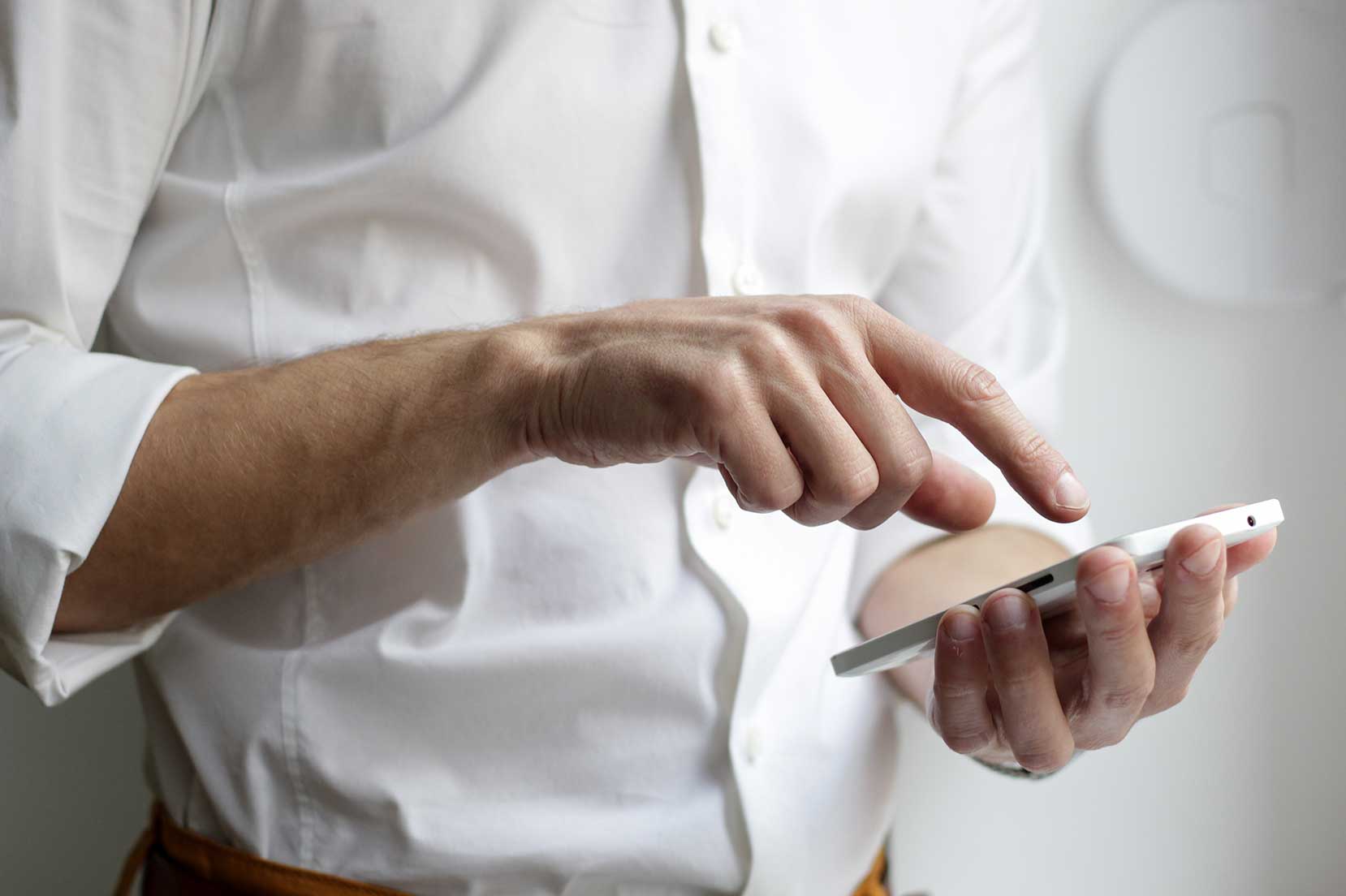 Uomo con cellulare