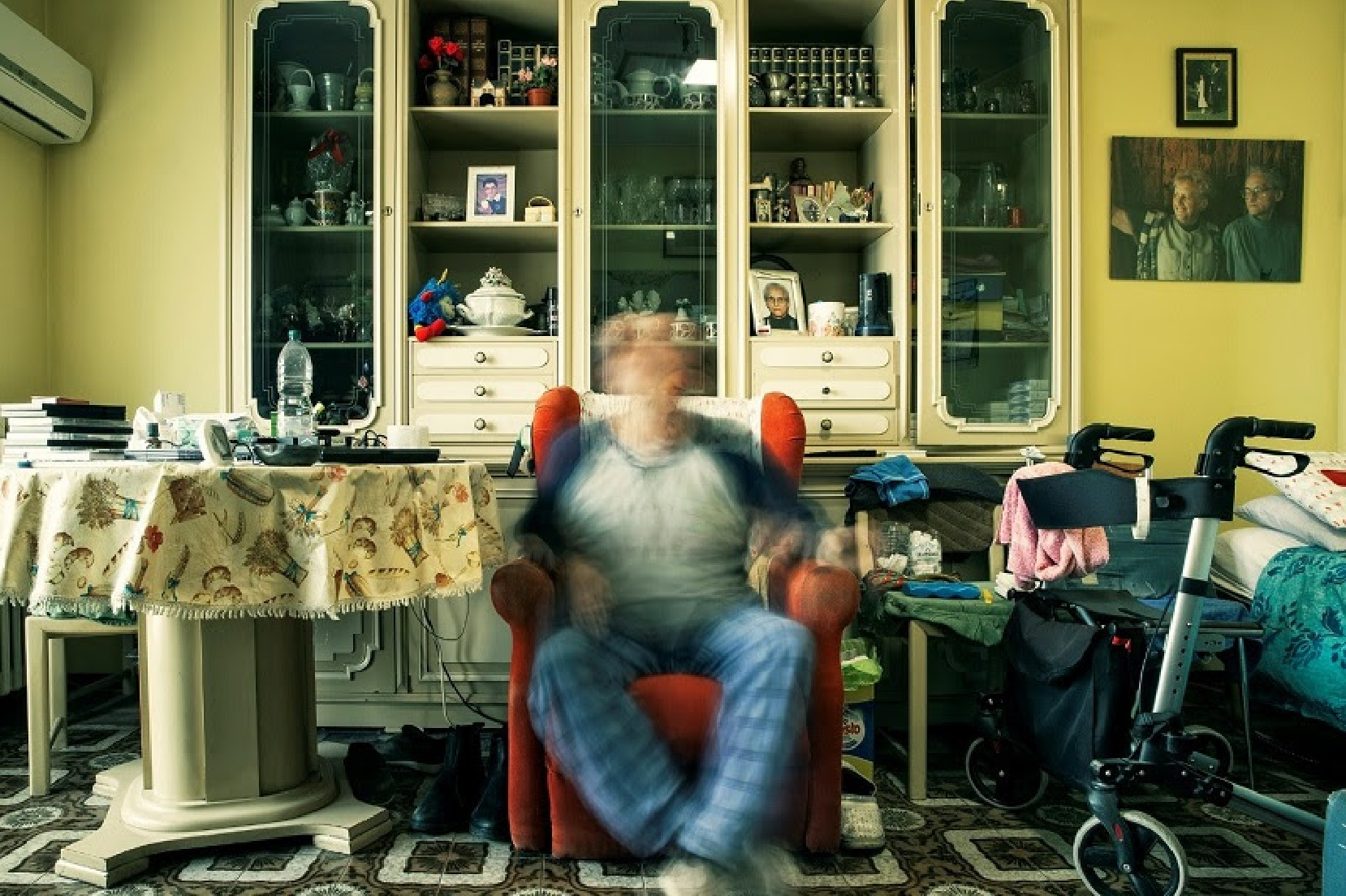 Persona seduta su una poltrona in mezzo a una stanza