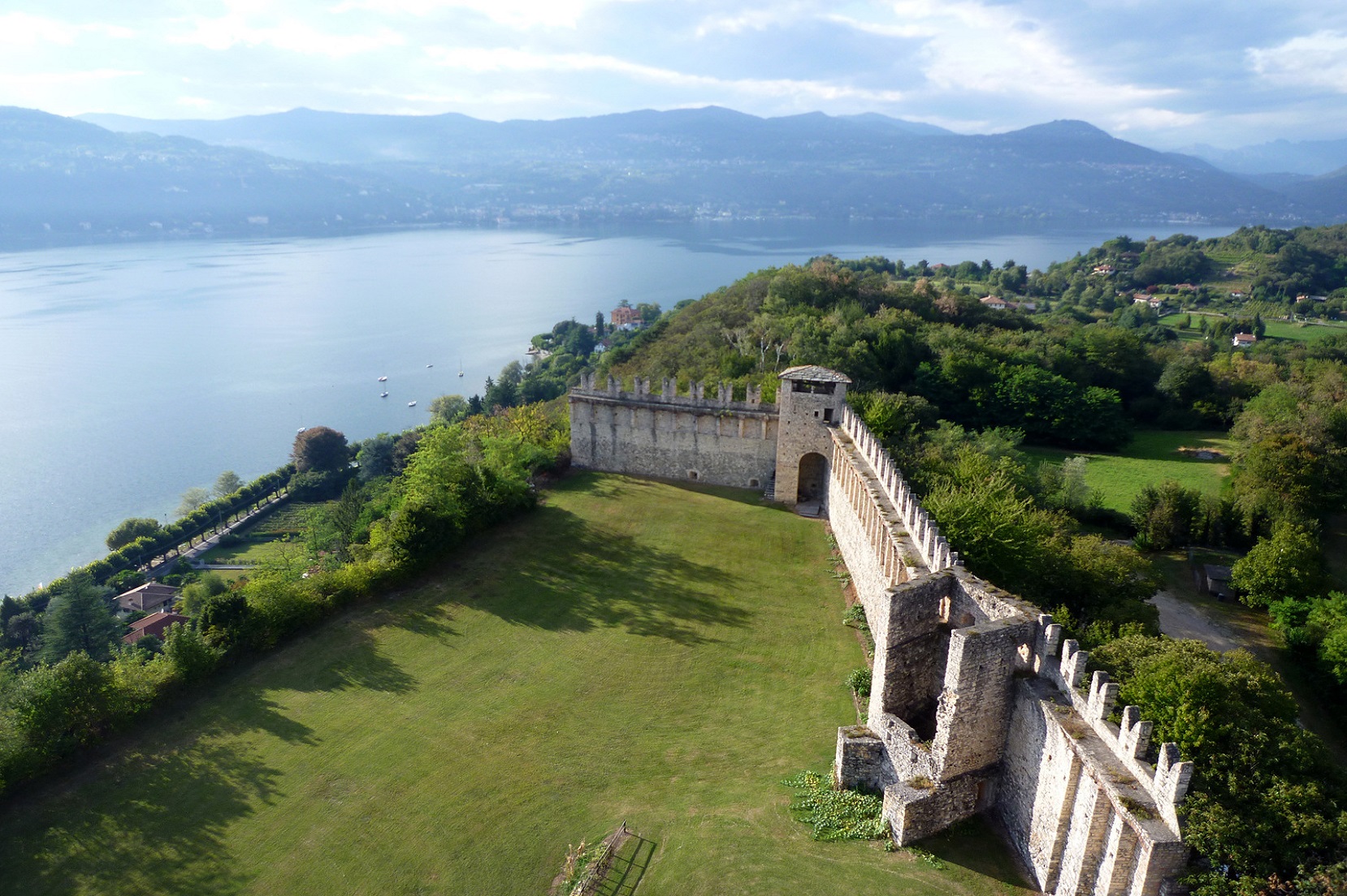 Rocca di Angera e lago Maggiore