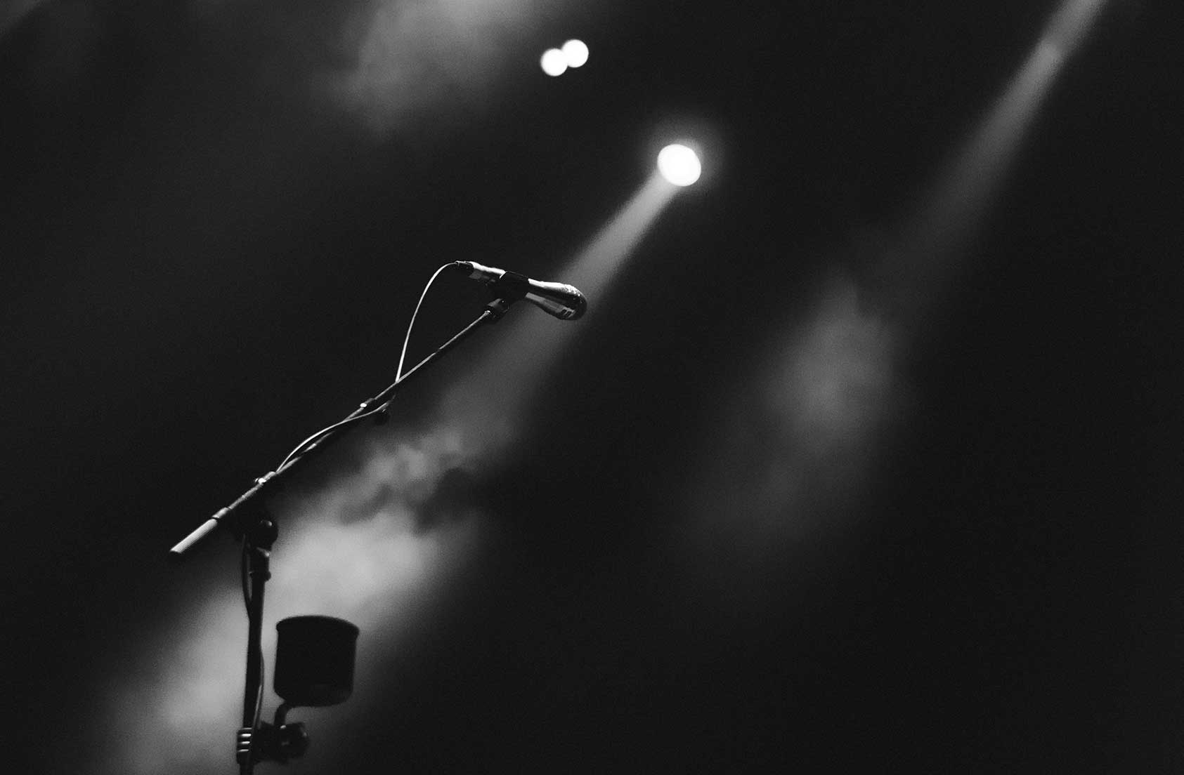 Un microfono sul palco