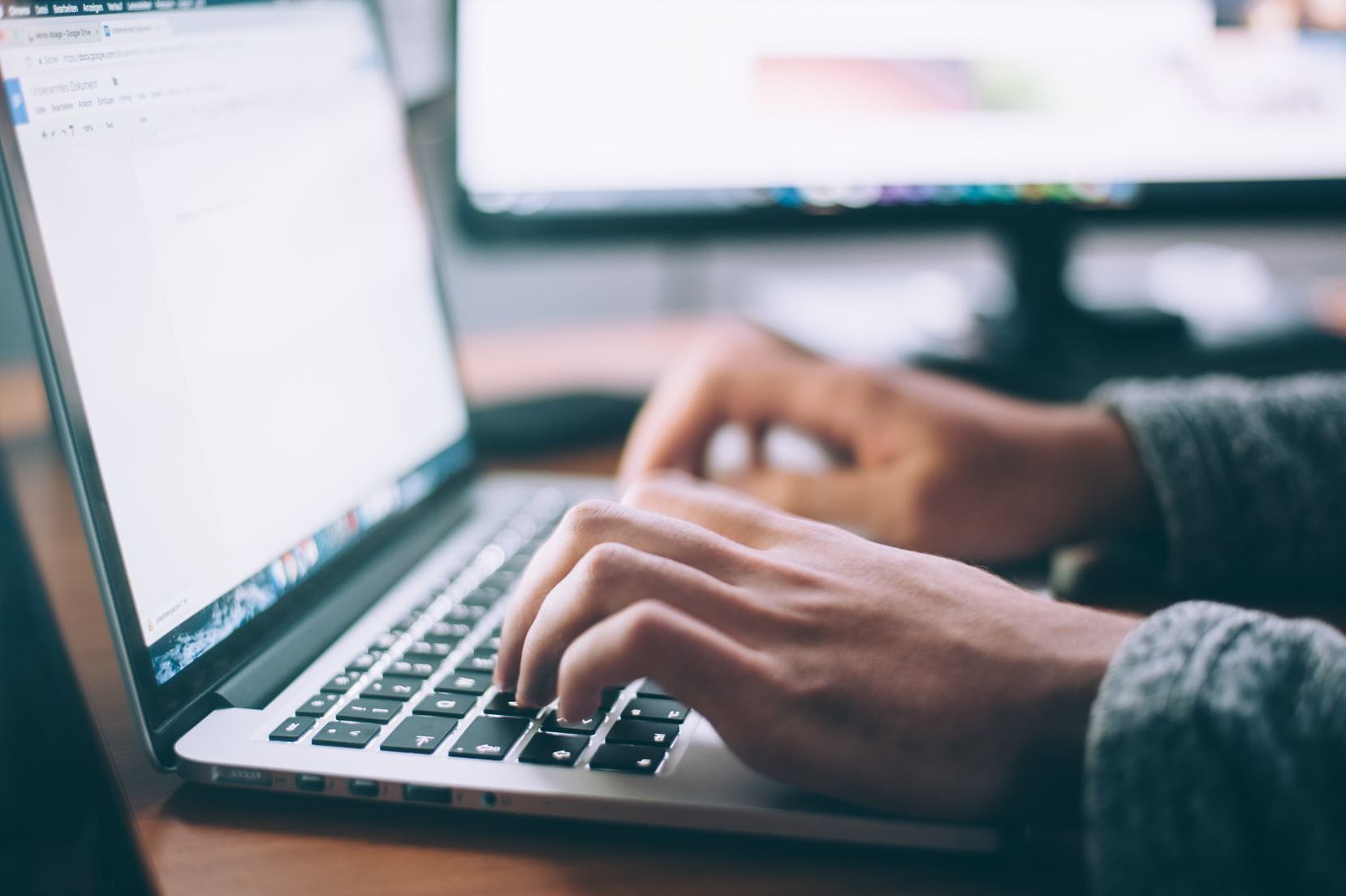 persona che scrive a computer