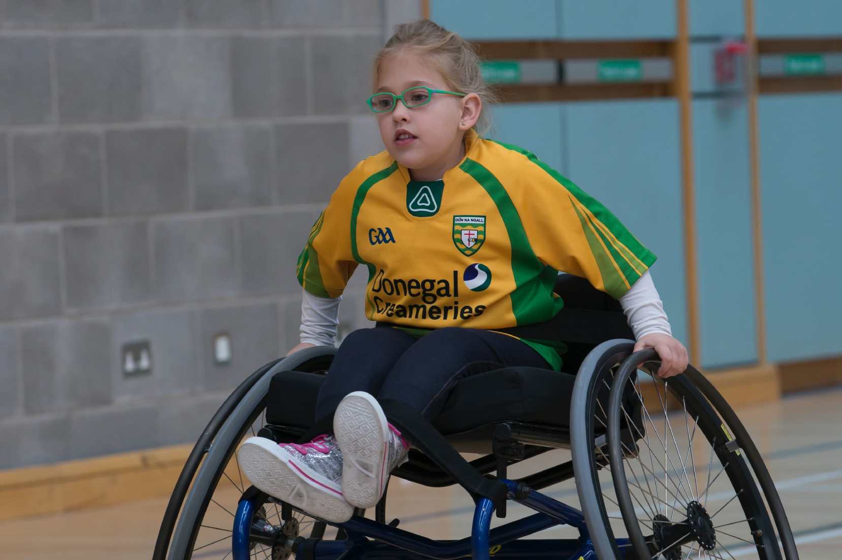 bambina che gioca a basket in carrozzina