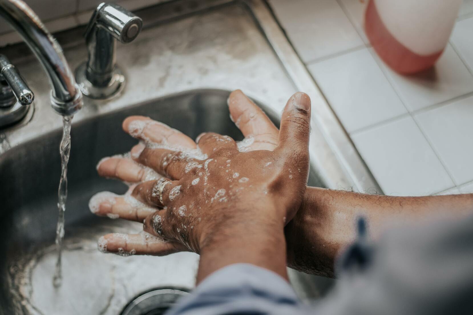 persona che si lava le mani