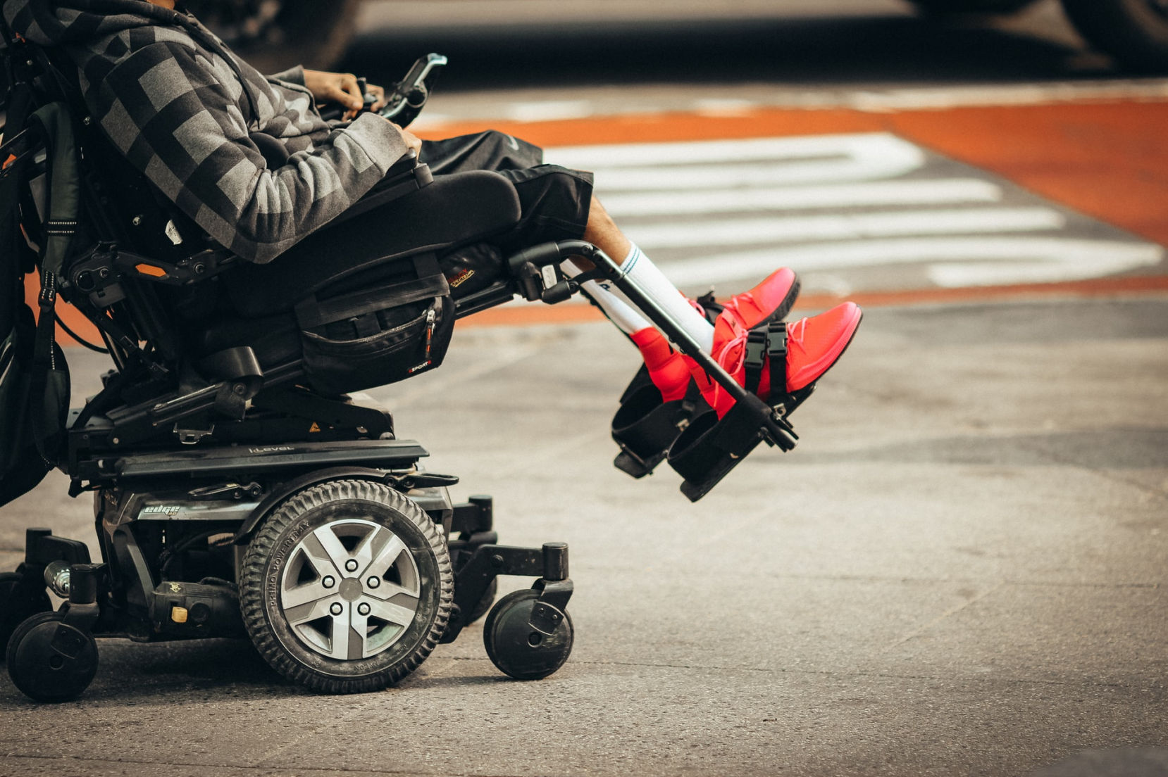 Persona con disabilità in carrozzina