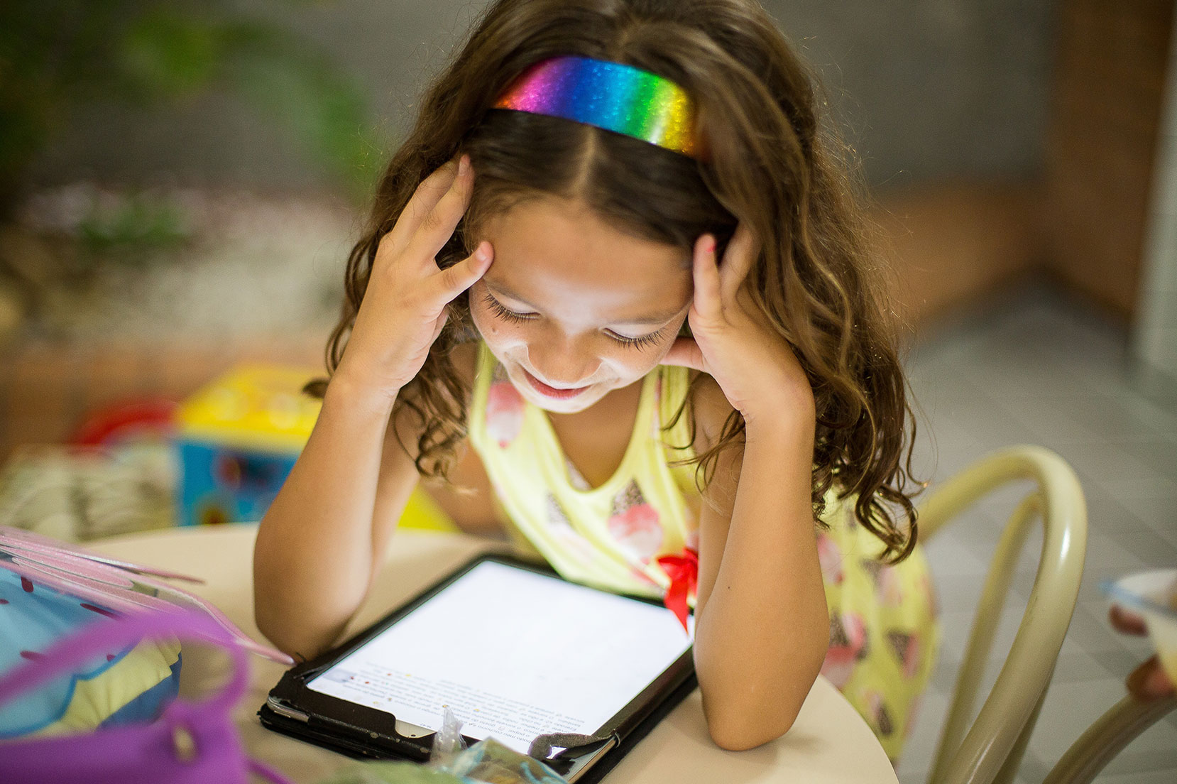 Bambina con tablet