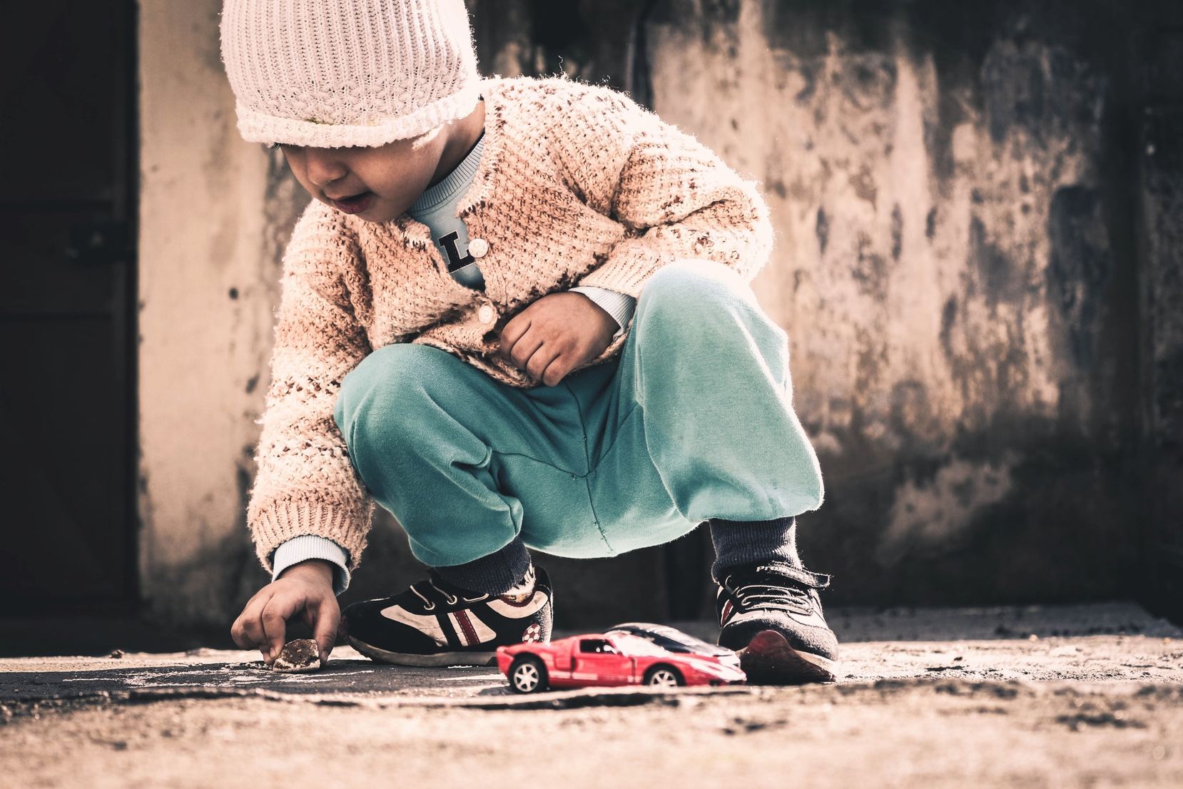 bambino . che gioca con una macchinina